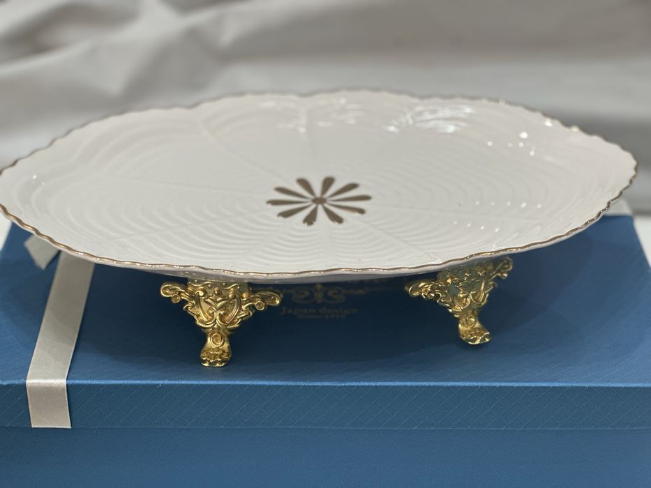 Продается овальное блюдо на ножках