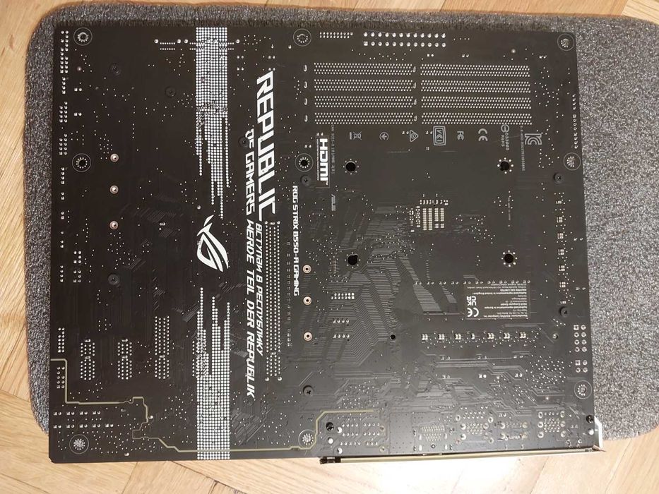 Asus Rog Strix B550-A Gaming (за части / ремонт)