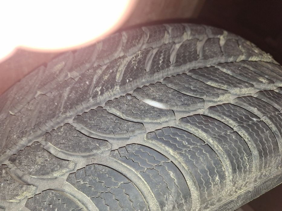 Продавам  зимни гуми 16 ки свалени от ауди а 4. Гумите са на един сезо
