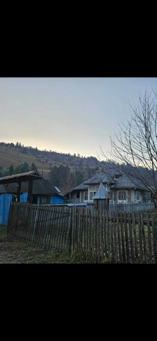 Casă de vanzare pe Valea Bistritei la stradă, lângă școală Pr. Pântei