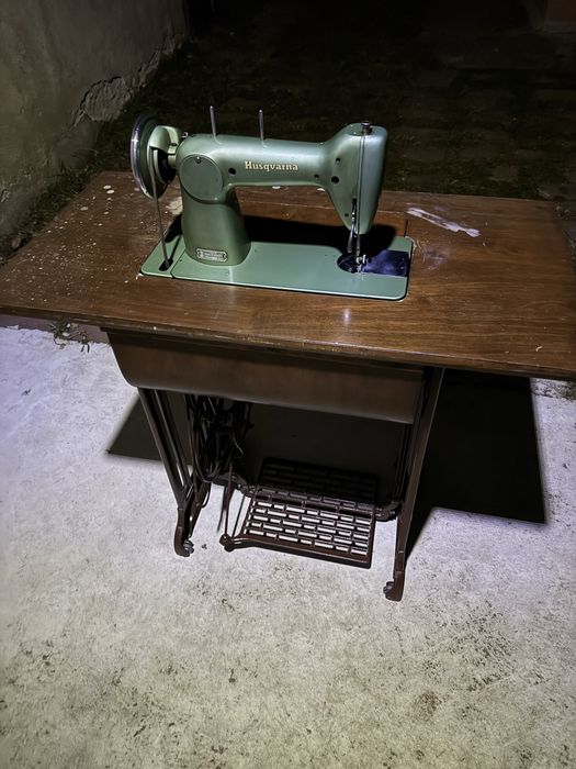 Ретро крачна шевна машина Хускварна