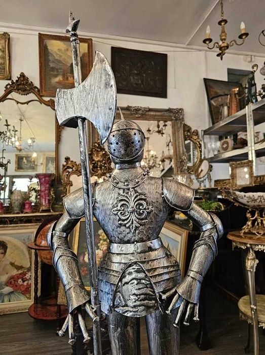 Cavaler medieval în armură-