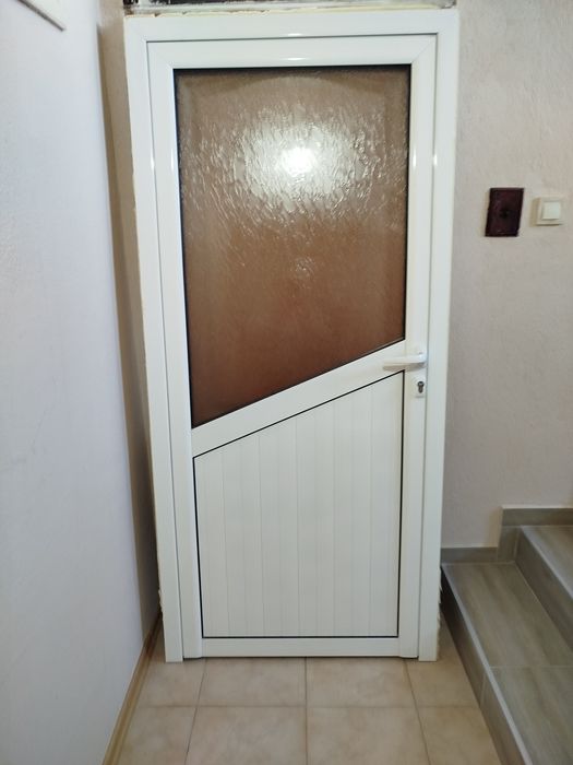 Продам аломиниева врата с каса