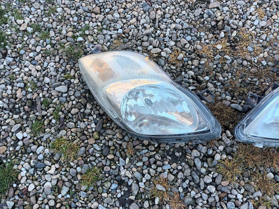 ляв и десен фар за тойота ярис 2 фейслифт фарове TOYOTA YARIS II FACELIFT цена за бройка