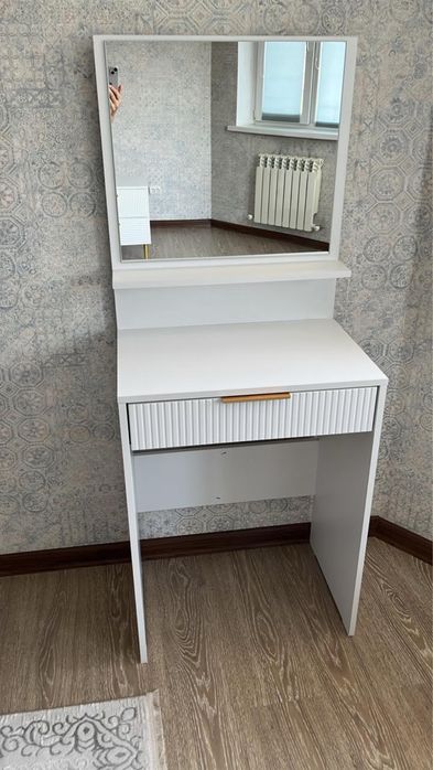 Шкаф с зеркалом для девушек