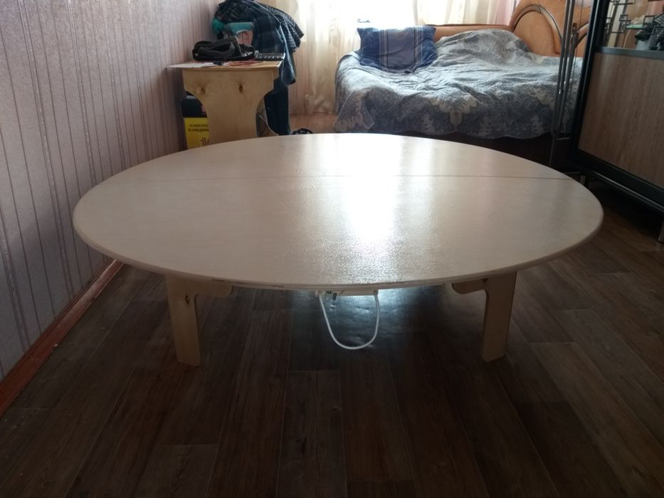 Стол круглый складной.