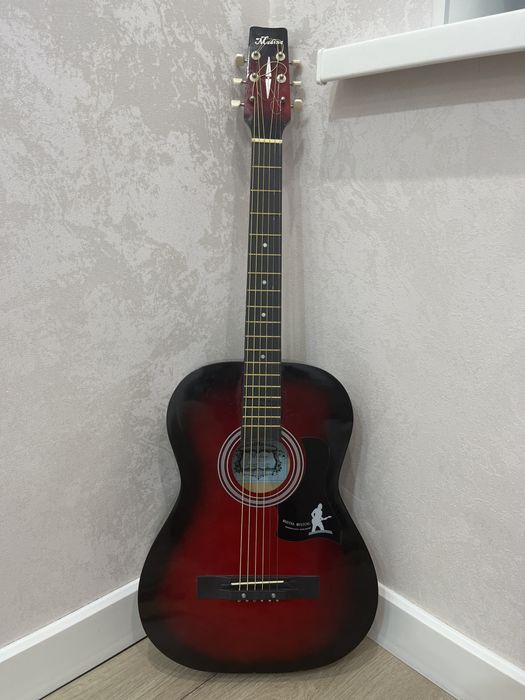 Гитара, хорошо работает