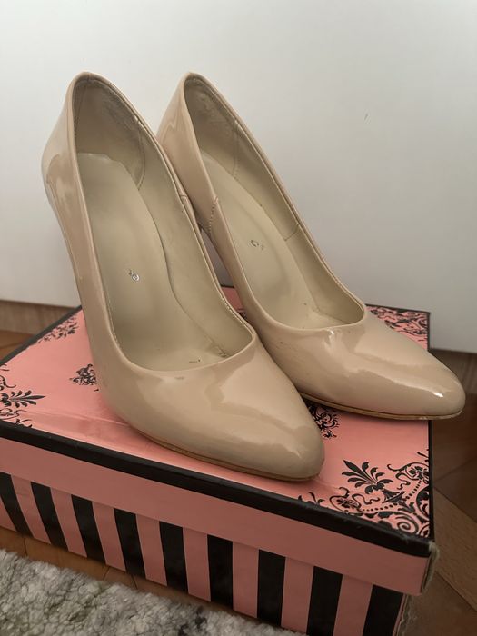 Телесен цвят(нюд) обувки Мегияс 38 номер