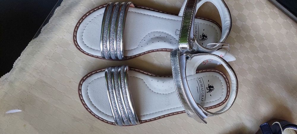 Сандалии на девочку 6-7 лет