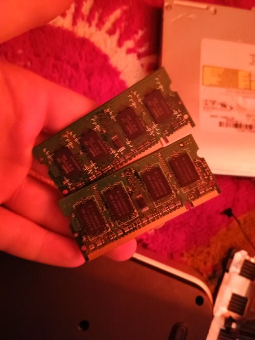 Vând două plăci de RAM 1 GB DDR2
