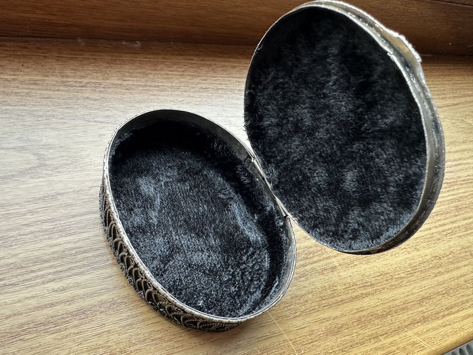 Cutie veche decorativa  cu pietre semipretioase  agat carneol