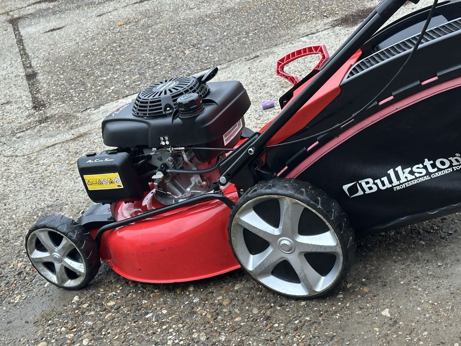 Бензинова несамоходна косачка Honda
