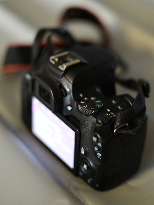 Canon 250d cu obiectiv 18 55 in stare foarte  buna