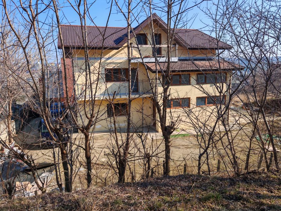 Închiriez casa cu 3 apartamente zona bucium