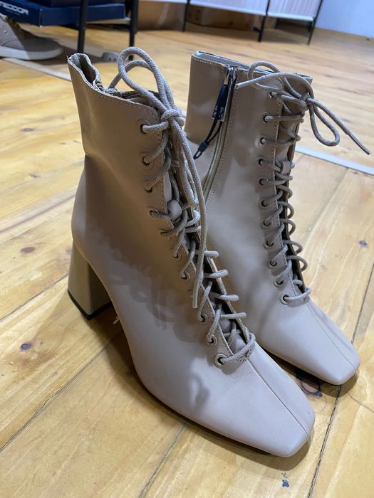 Нови боти от естествена кожа с връзки Zara