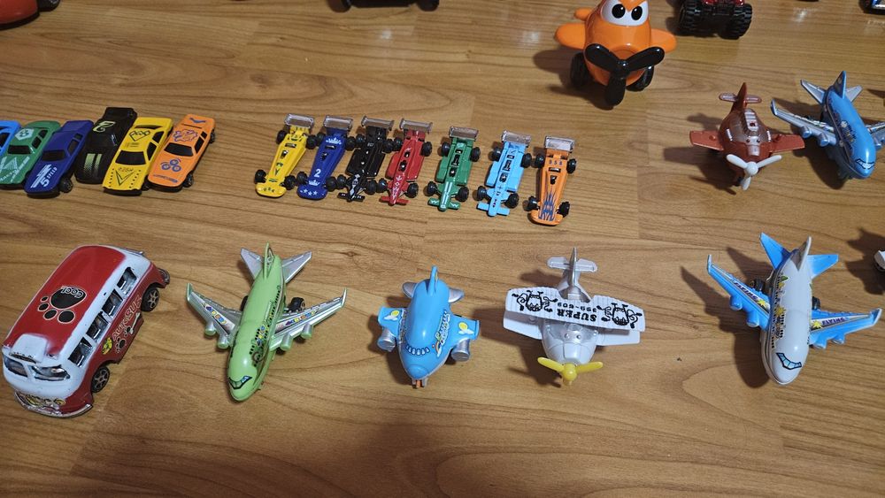 Колички, камиончета, самолети