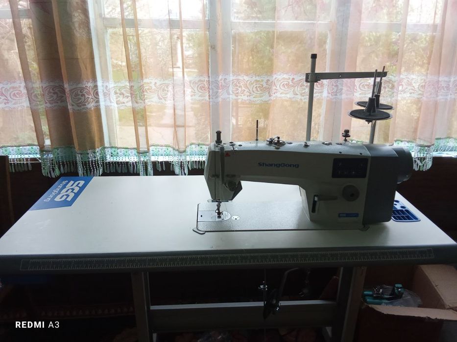 Yangi ishlatilmagan tikuv mashinalari oddiy chok va averlok