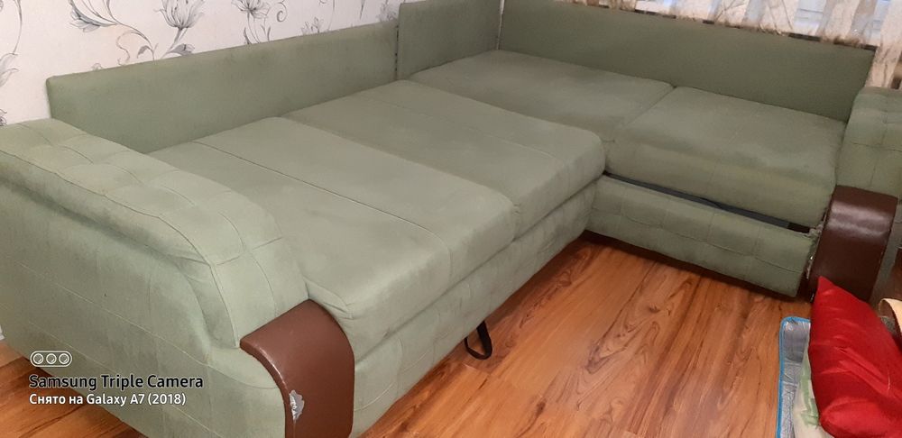 Продам срочно угловои диван