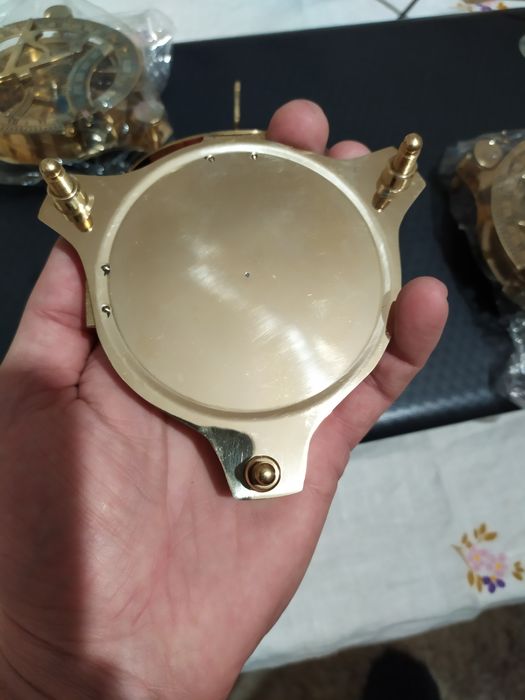 Огромен компас със слънчев часовник