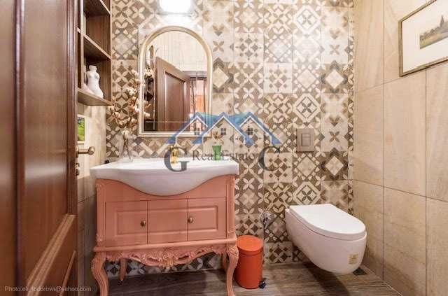 Къща 330м2, 2 гаража, басейн,5 спални, двор 675м2, 440000евро,Приселци