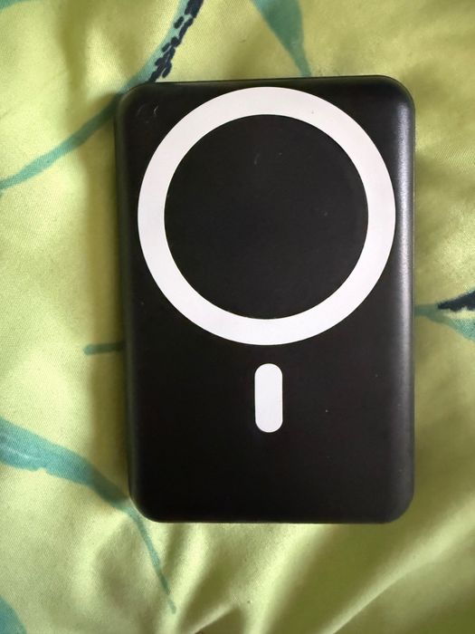 Допълнителна батерия с Wireless Charger и MagSafe