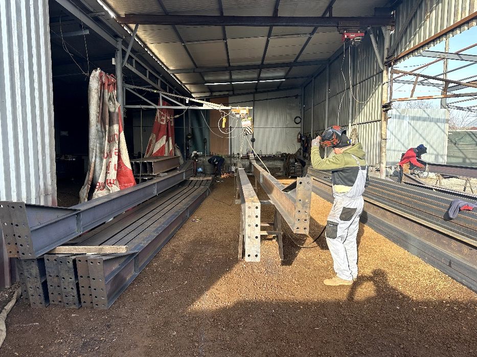 Hala 12x20 de metri hala pe suruburi demontabila livrare montaj