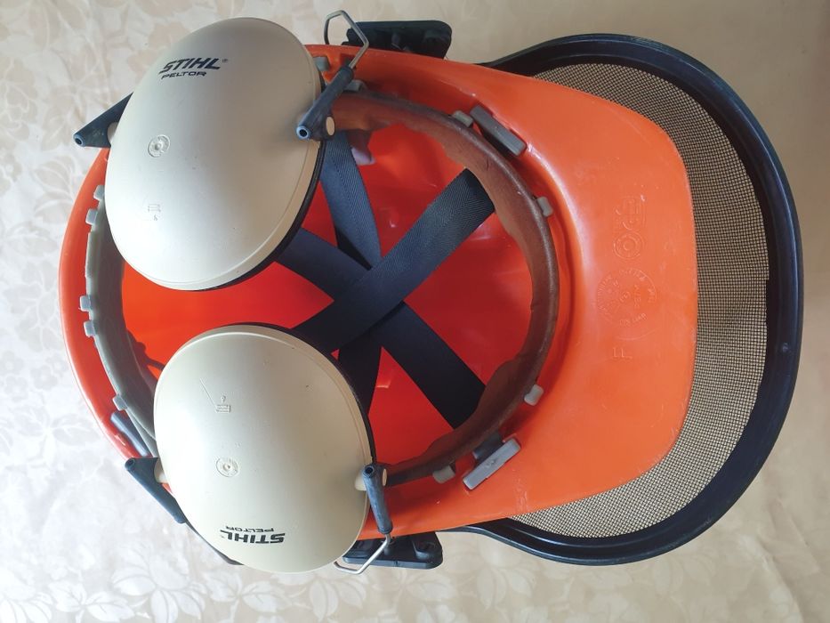 Защитна каска с антифони Stihl
Каски за работа с верижни тни