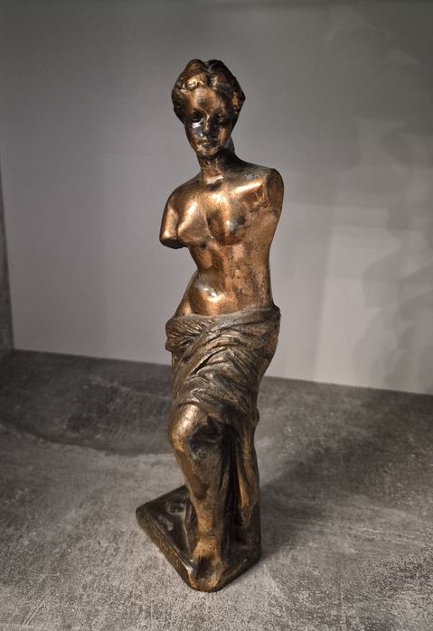 Statuetă decorativă Zeița Afrodita din antimoniu poleită cu cupru, înnălțime 24cm.