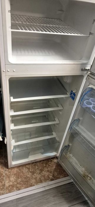 Работещ хладилник с горна камера