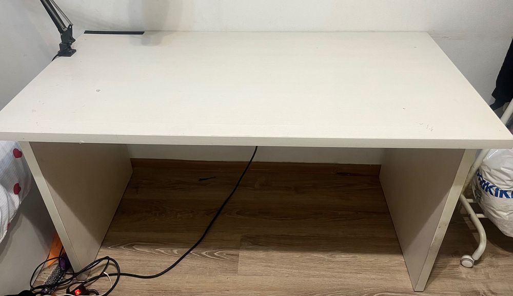 Стол письменный.