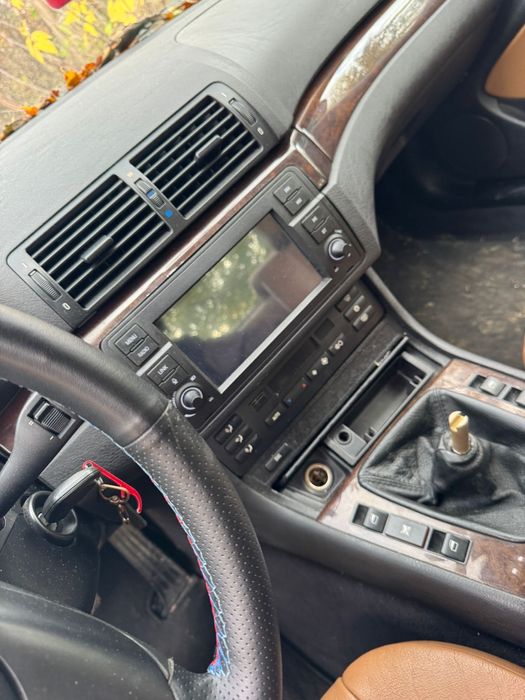 BMW,a avut un mic accident,vand pe piese sau întreagă ,masina porneste