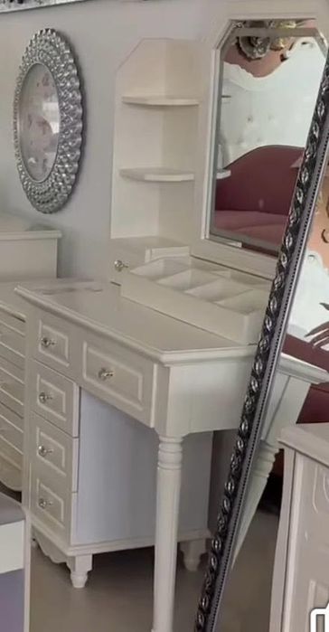 Masa de toaleta si machiaj