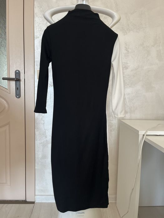 Дамска рокля черно и бяло с цепка