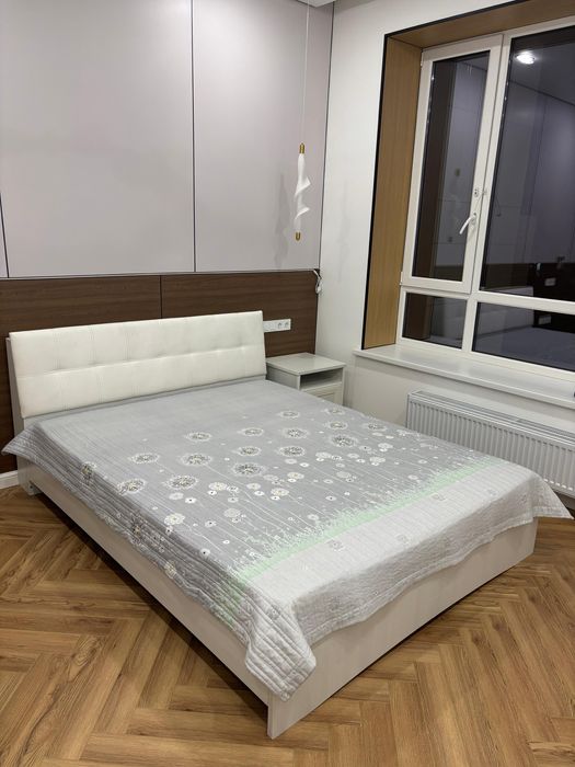 Продаю кровать с матрасом и тумбой