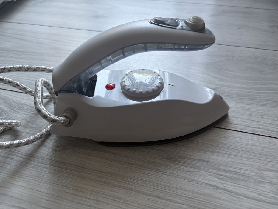 Fier de călcat de voiaj compact Rainford RSI-515 cu mâner pliabil