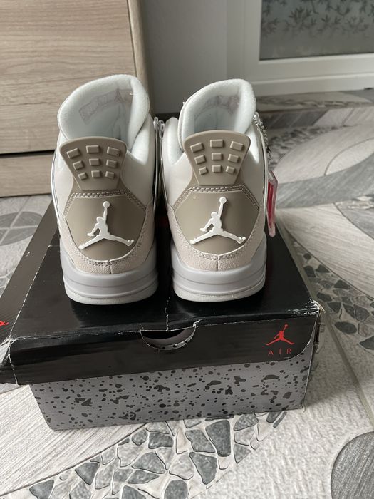 Jordan 4 frozen Moments
