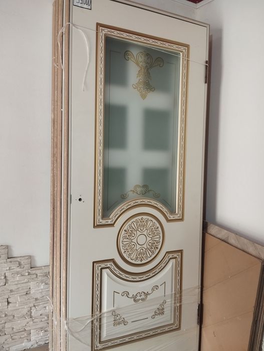 Двери с витрины новые