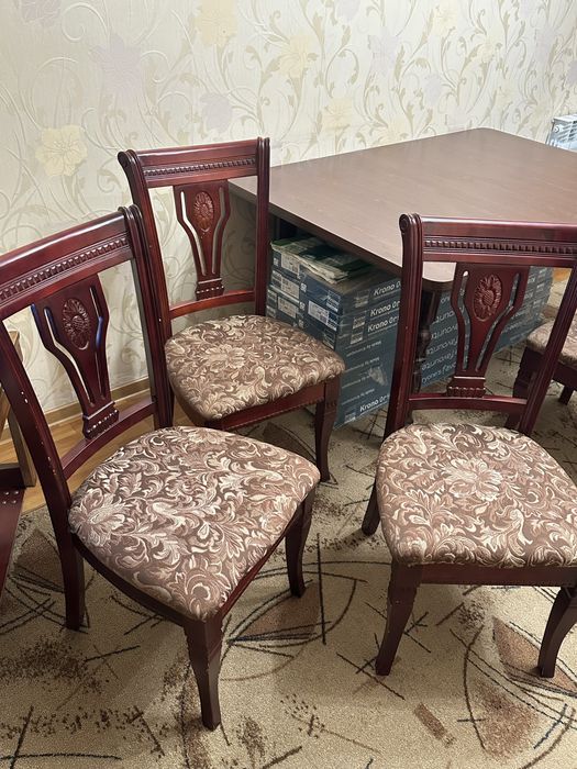 Стол со стульями