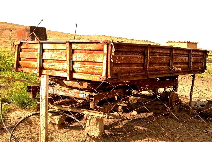 Трактор Т-28 бортавой яхши ҳолатда; Битта кичик ва катта прицепи билан