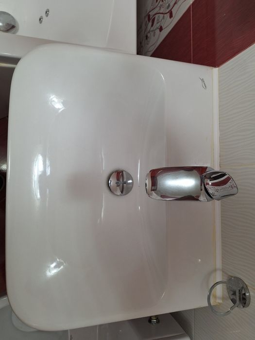 Lavoar in perete cu baterie si scurgere