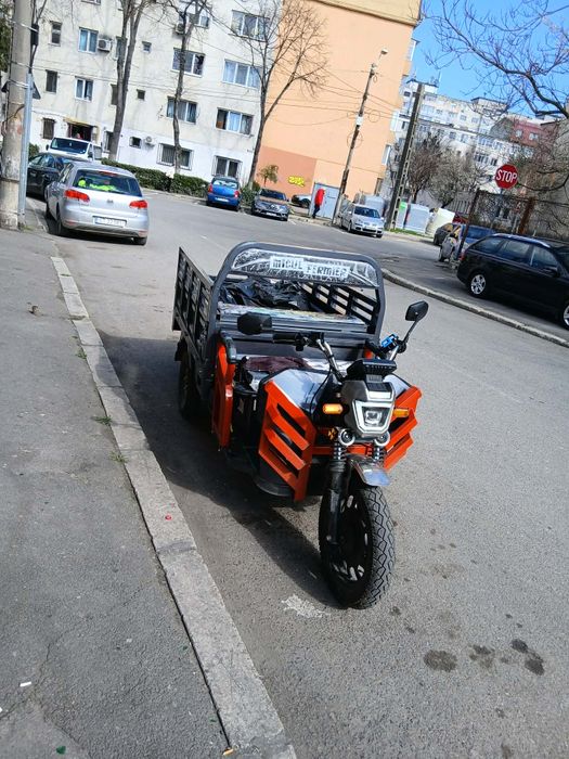 Vand schimb triciclu e cargo in stare noua are aproape 300 de kilometr