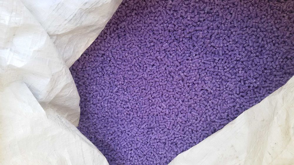 пластиковые гранулы фиолетового цвета