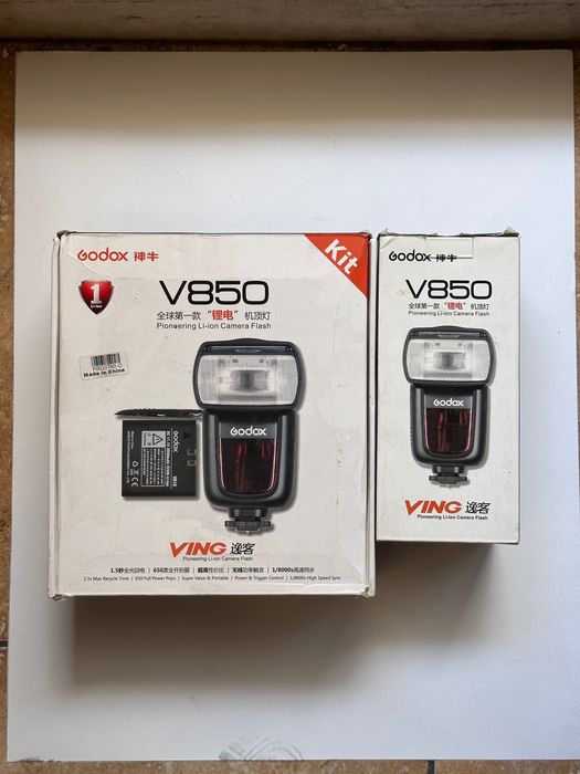 Две светкавици Godox VING V850 с калъфи, управление и синхронизатор