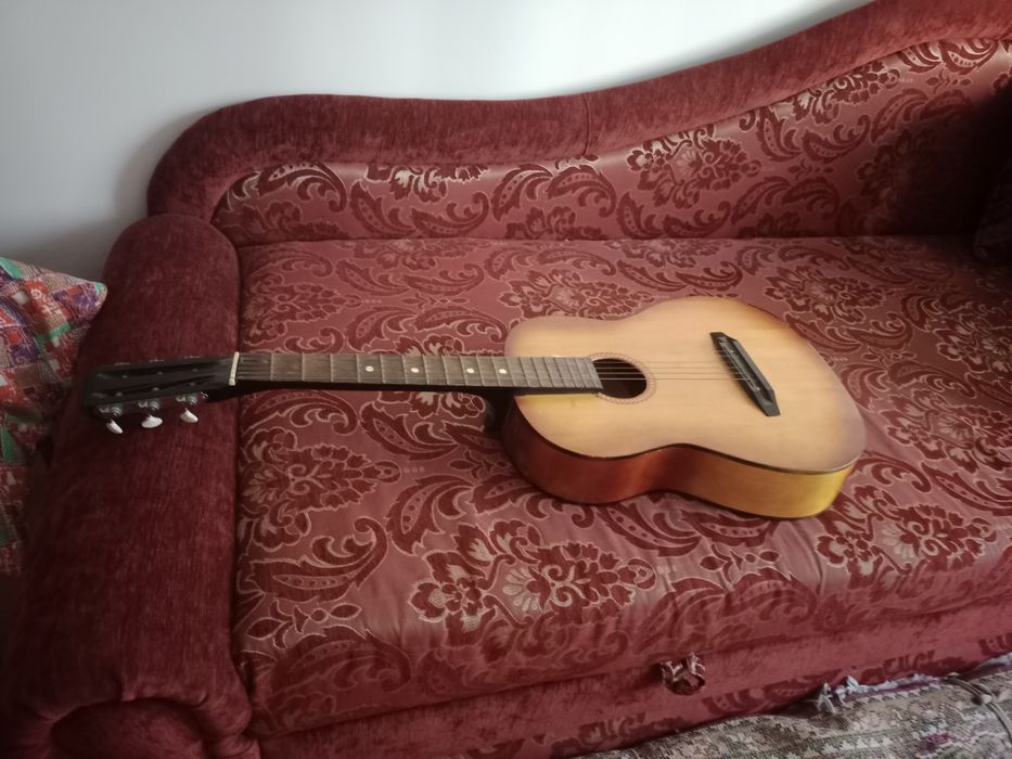 Продаётся аккустическа..гитара,производство Россия