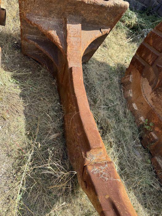 Продам  клык-рыхлитель на экскаватор