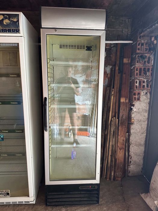 Продавам две витрини може и по отделно