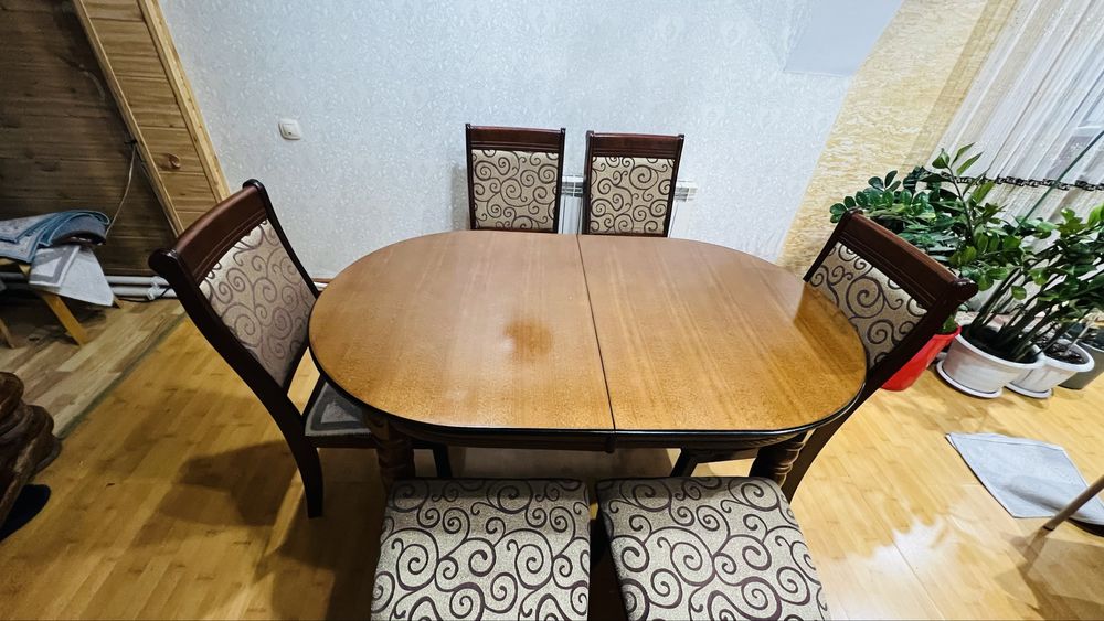 Продам стол раздвижной со стульями 6 шт