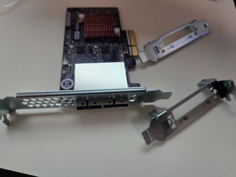 QNAP QXP-800eS-A1164 – nouă, doar testată, cu 3 bracketuri