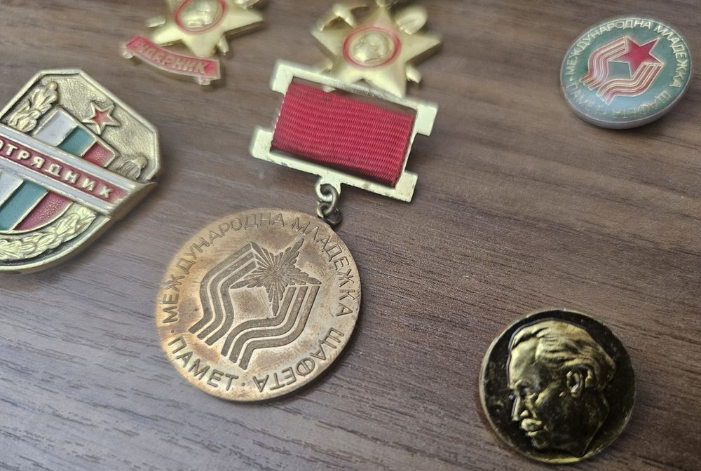 Значки, ордени, банкноти