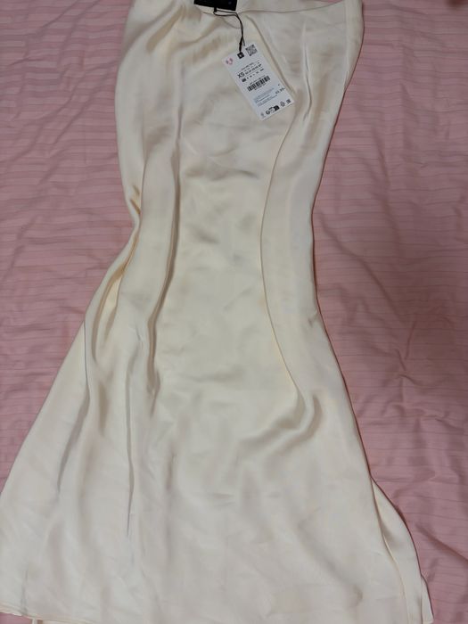 Дълга чисто нова сатенена пола на Zara